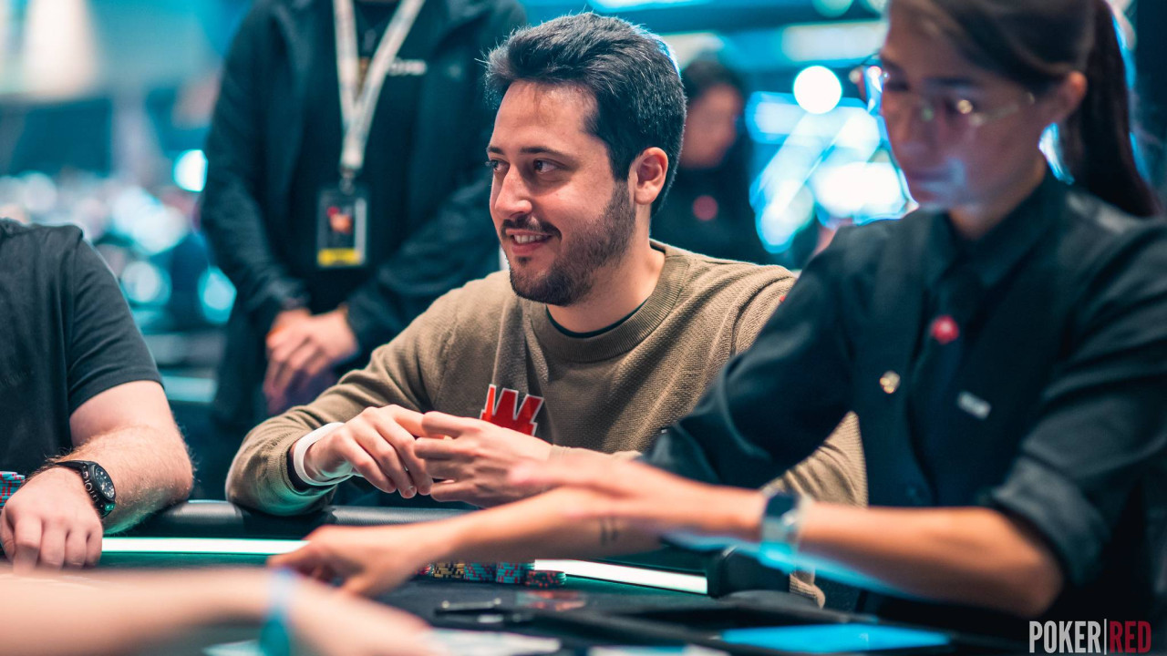 Adrián Mateos es galardonado con el premio a rival más duro en el Global Poker Awards