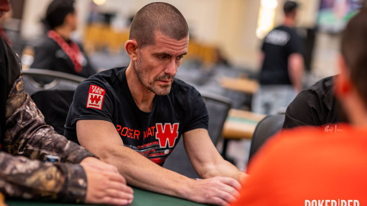 Gus Hansen y Dzmitry Urbanovich splitean la mano más improbable de las WSOP 2025