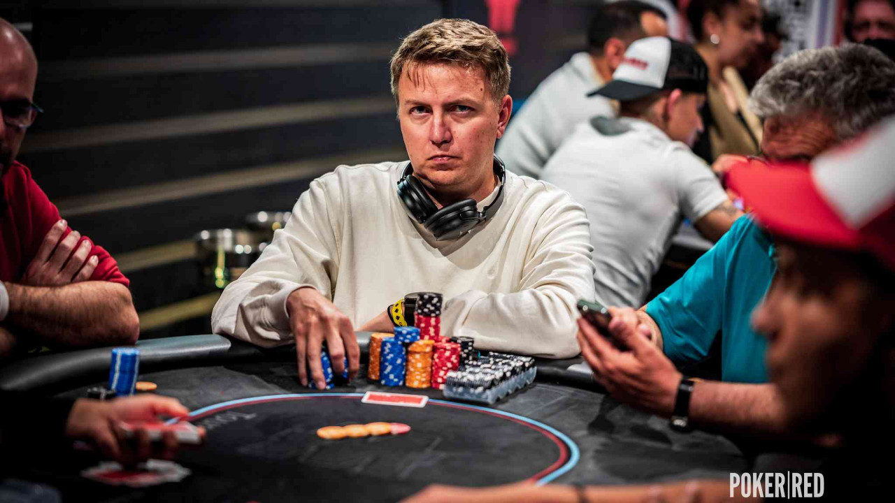 Tomasz Brzezinski manda en el día 1B del Main Event