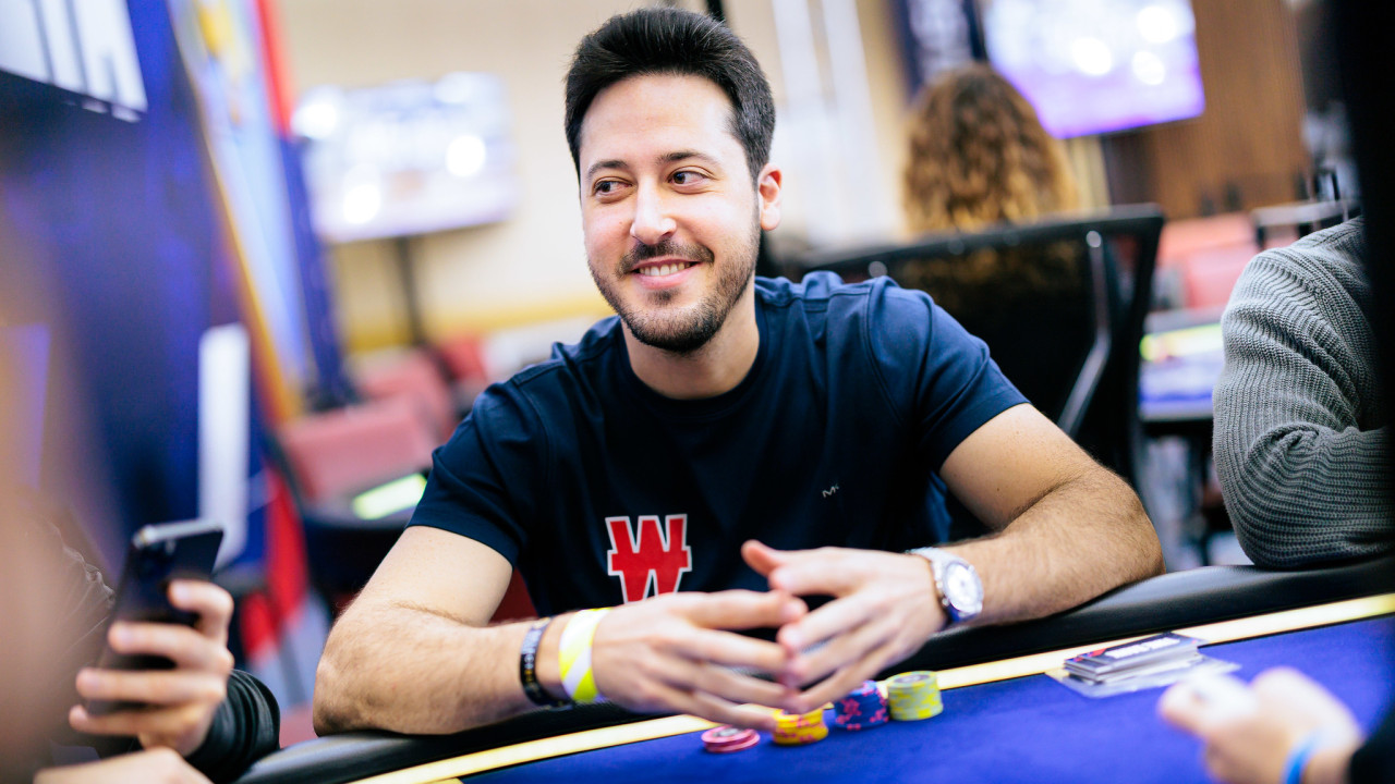 Adrián Mateos avanza al Día 2 del €100k SHR del EPT Malta
