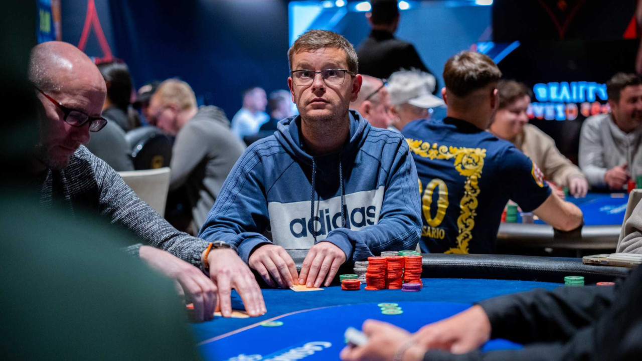 Andrés Herrera arrasa en el Día 1B y se dispara al frente del Main Event