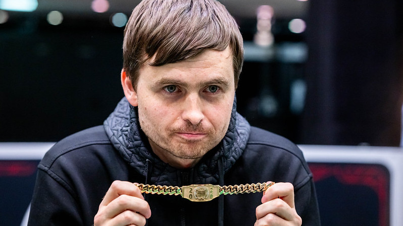 Martin Kabrhel gana su sexto brazalete WSOP mientras juega tres torneos a la vez