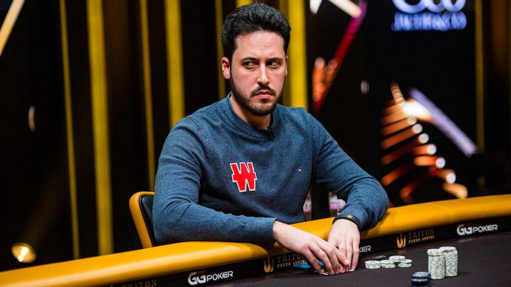 Adrián Mateos pasa al Día 2 del Main Event tras disparar dos balas