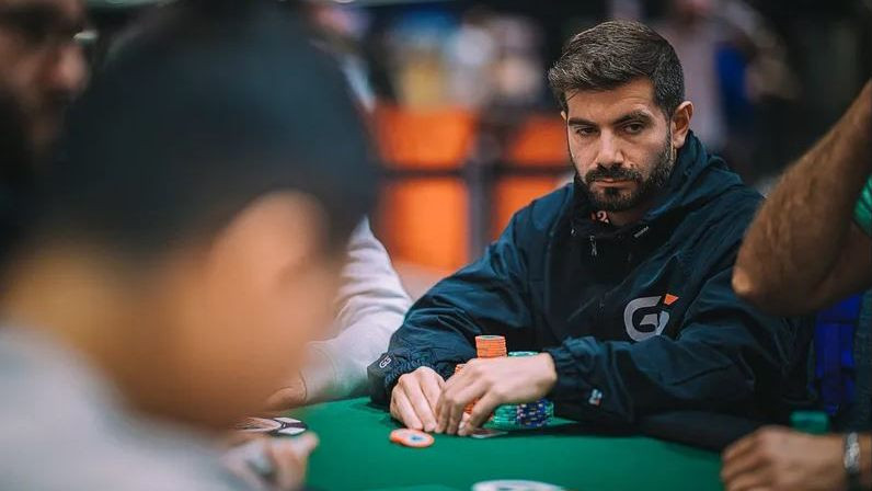 Javi Gómez roza el tercer brazalete para la armada en una FT española histórica