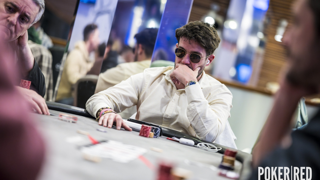 Cosme Gómez engordando su stack y su kill count en el Día 1B del Main Event