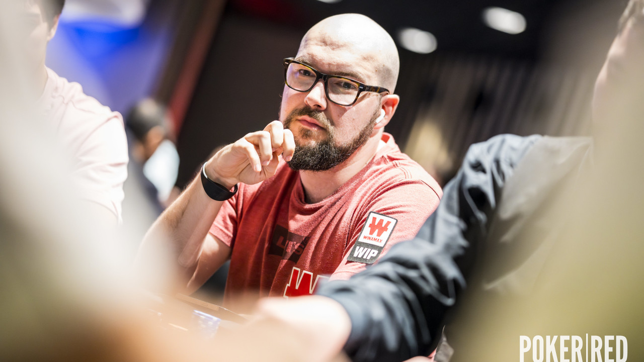 Un tío blanco y hetero llamado Sergio aumentando su stack en el Main Event