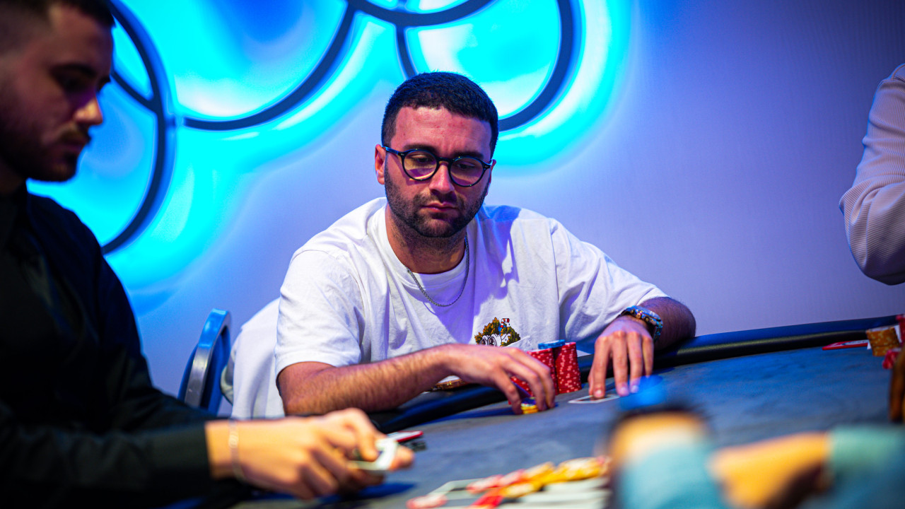 ¡Un riverazo permite el double-up de Carlos Sánchez!