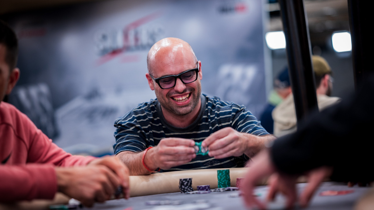 ¡Fran Medina se dobla en los compases finales del Día 1 del High Roller!