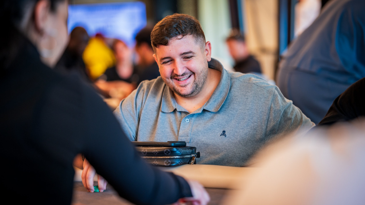 ¡El Día 1A del Main Event llega a su fin con 100 registros exactos!