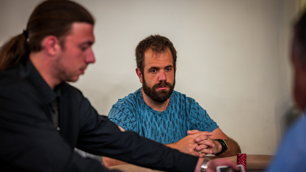 ¡Francisco Nievas y Mostafa Essanhaji eliminados en la misma mano!
