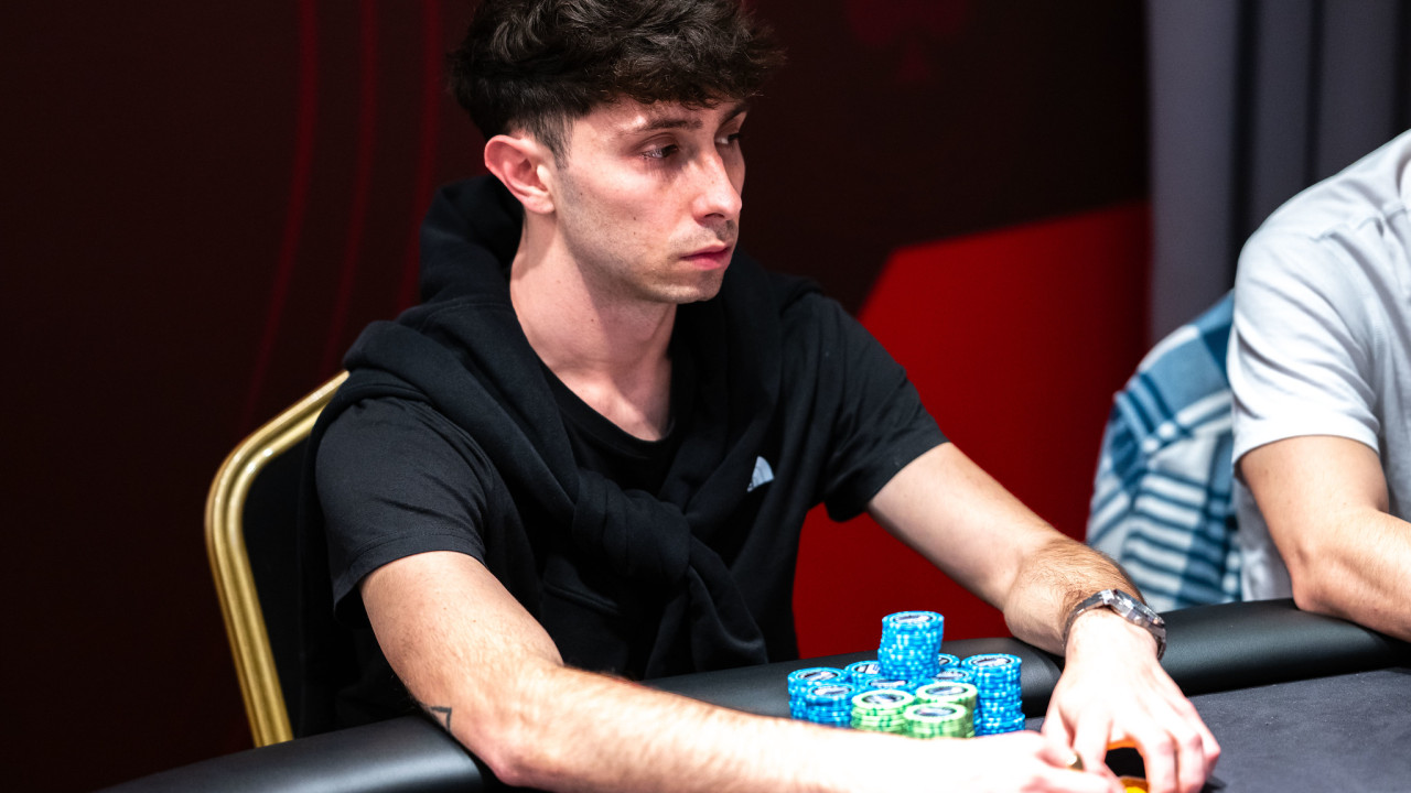 Pietro Corsi consigue lo imposible, doblarse contra Fouad