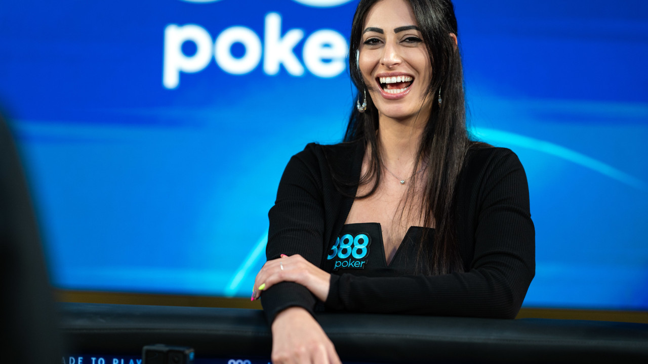 Hoy tenemos a Vivi Saliba y "Andypsx" en la Tv Table