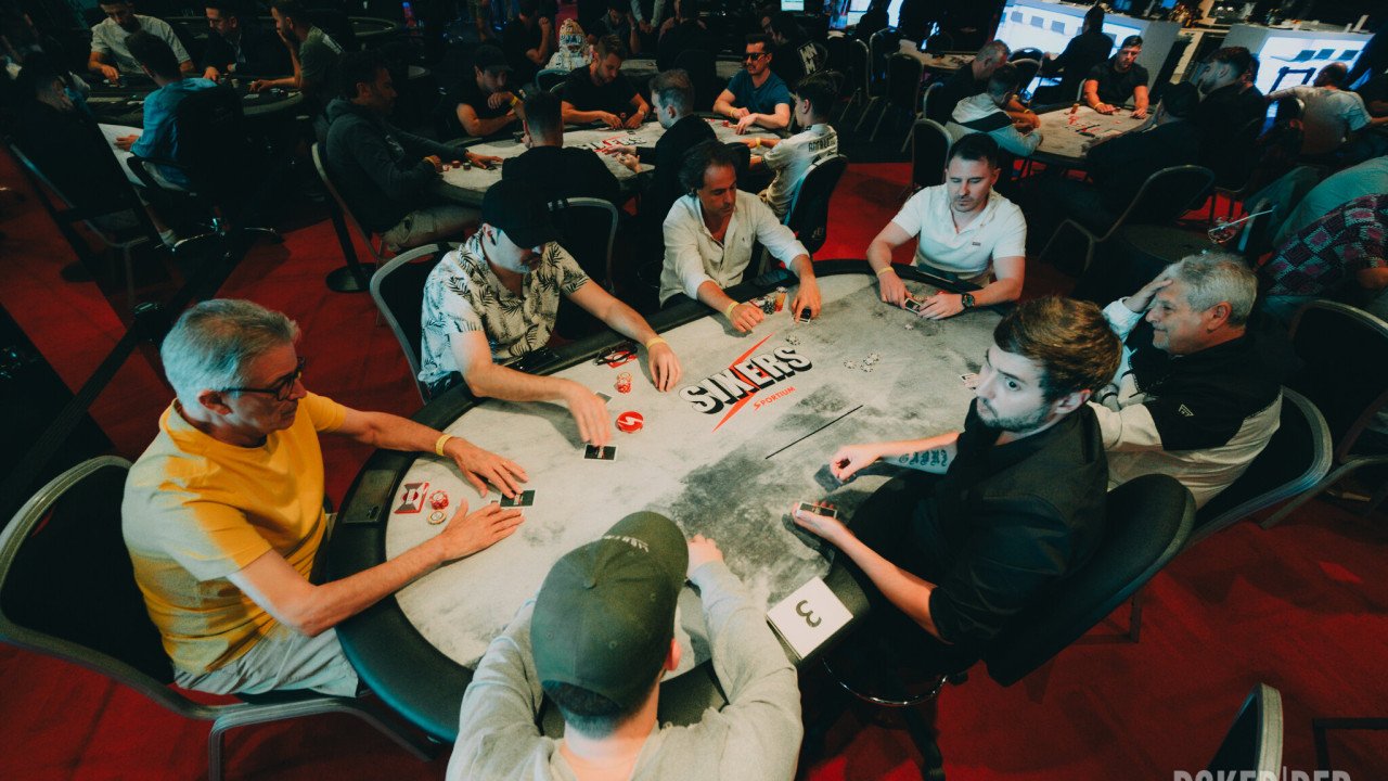 Los jugadores del Main Event se van al descanso de la cena