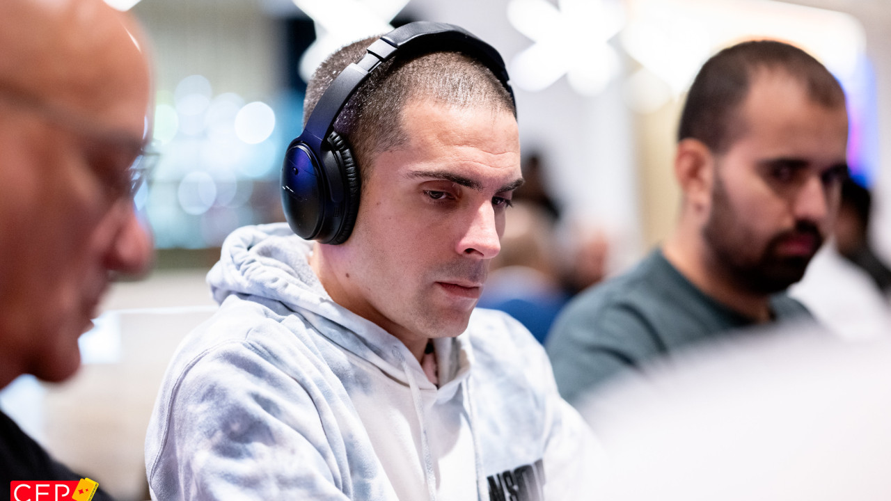 No es un avión, es un barco. Guillem Nuez ha venido a jugar el Día 1C del Main Event