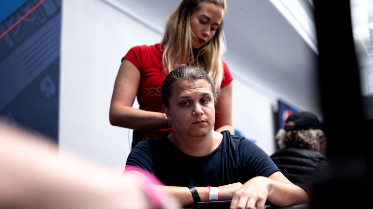 Niklas Astedt "Lena900" le gana un flipito al jugador del pueblo