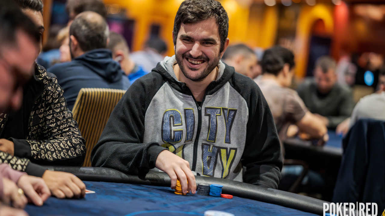 El streamer de moda sentado en el Día 1B del Main Event