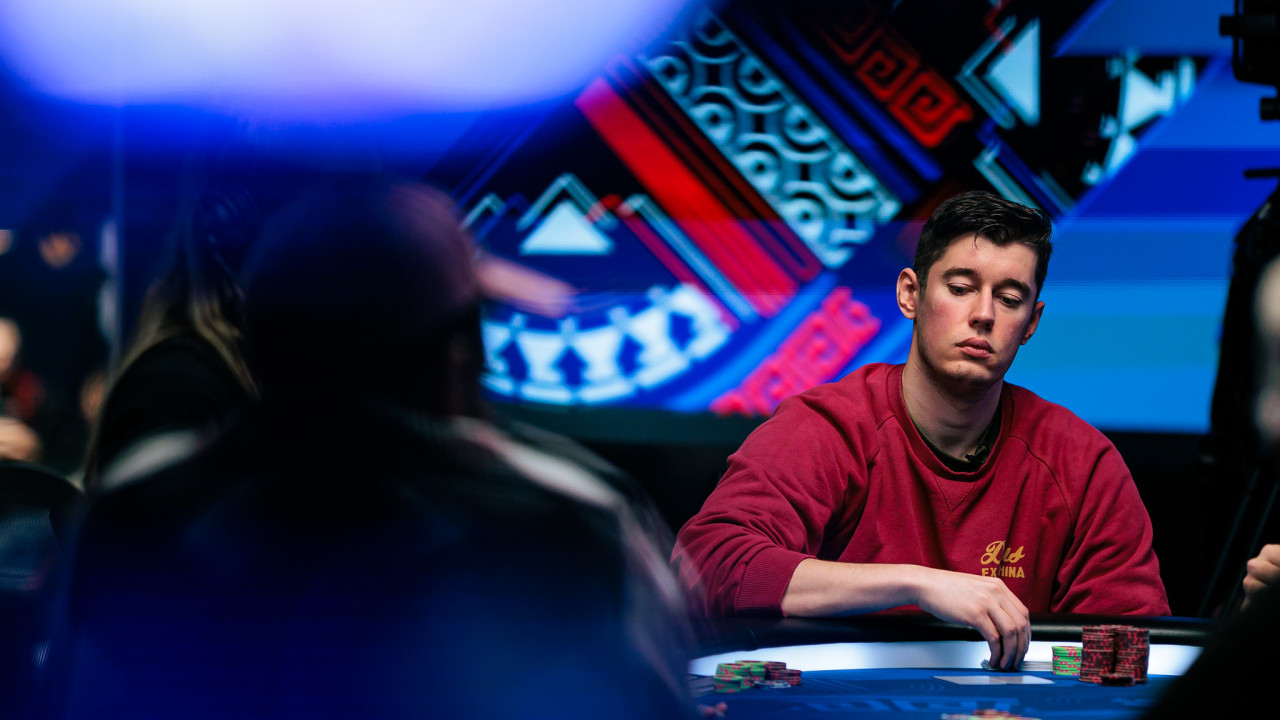 Tjenno Christian Eskes burbuja de mesa final en el Main Event