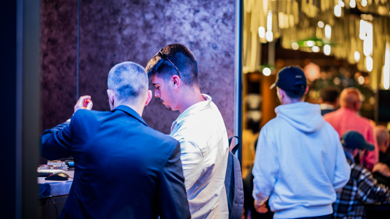 Alejandro Arias sucumbe en una guerra de ciegas