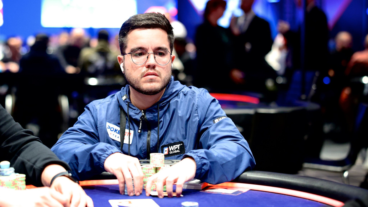 Alexandros Michas se lleva por delante a Thales Morelli y Mohamed Mangroe