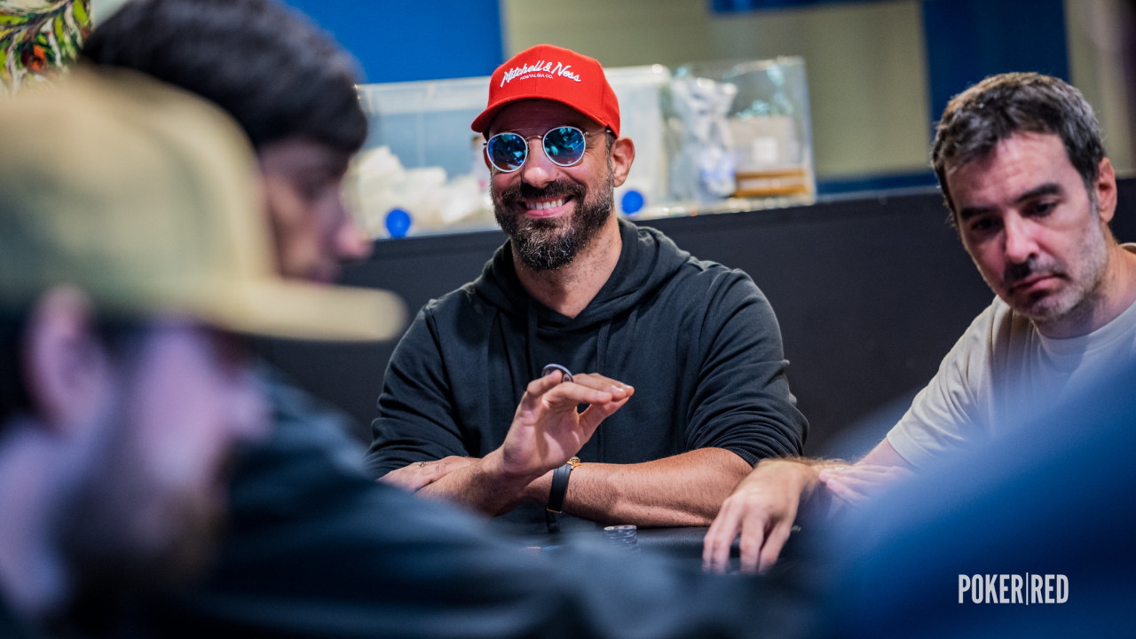 Descanso de cena en el segundo vuelo del Main Event