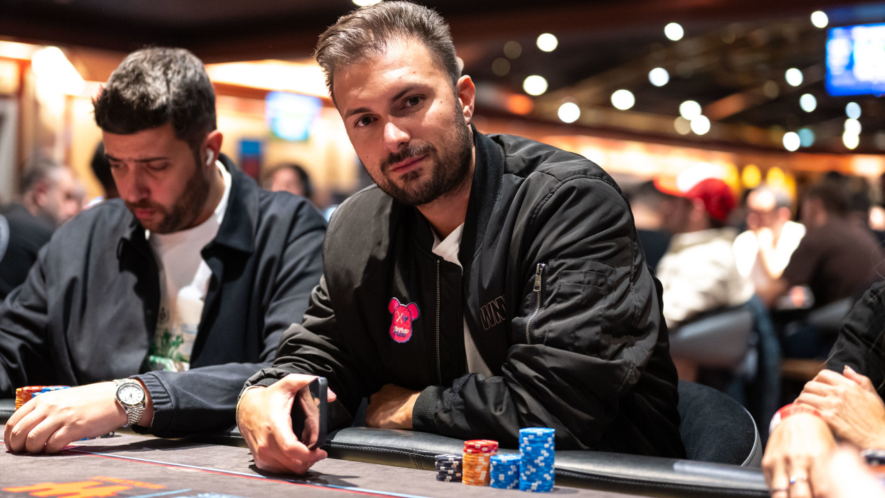 ¡Kevin Ferrer encuentra el double-up antes del último descanso del Día 1A!