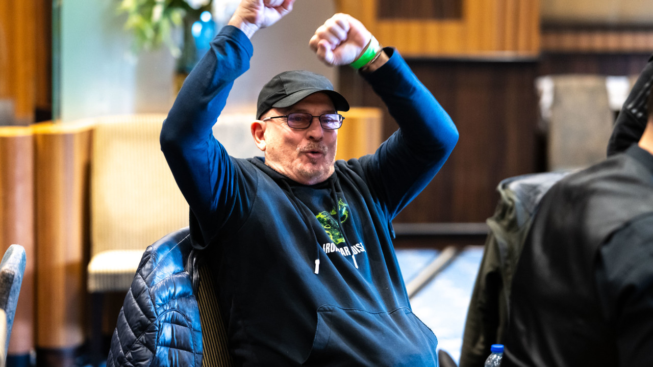 Joe Katalan se lleva uno de los botes del torneo