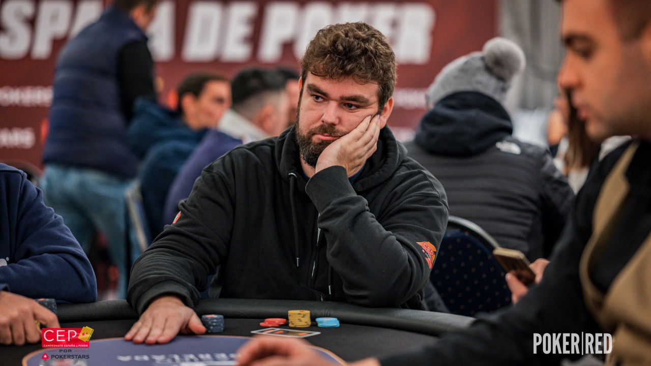 ¡Dos manos llevan a Carlos Díaz a caer tras la cena!