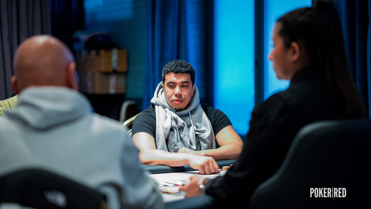 Los jugadores vuelven a sus asientos