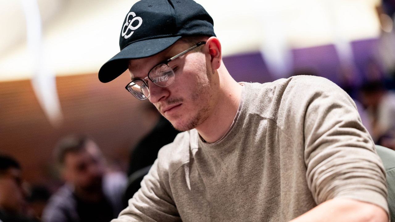 ¡Volvemos del dinner break con Alex Ellison moviéndose all-in!