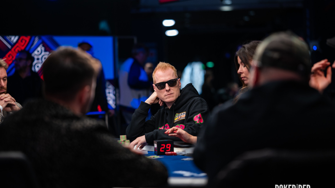 Un runout salvaje frena el double-up de Felix Schneiders