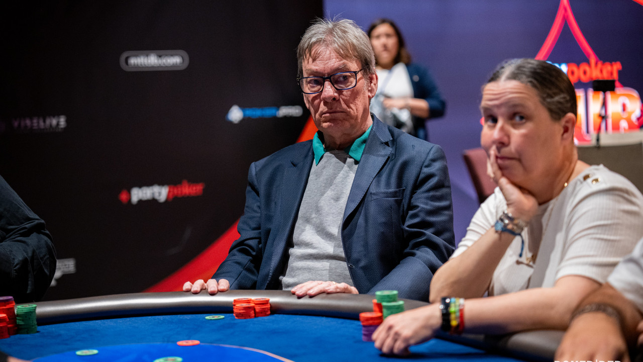 Richard Essex se dobla; Adrian Creagh bustea
