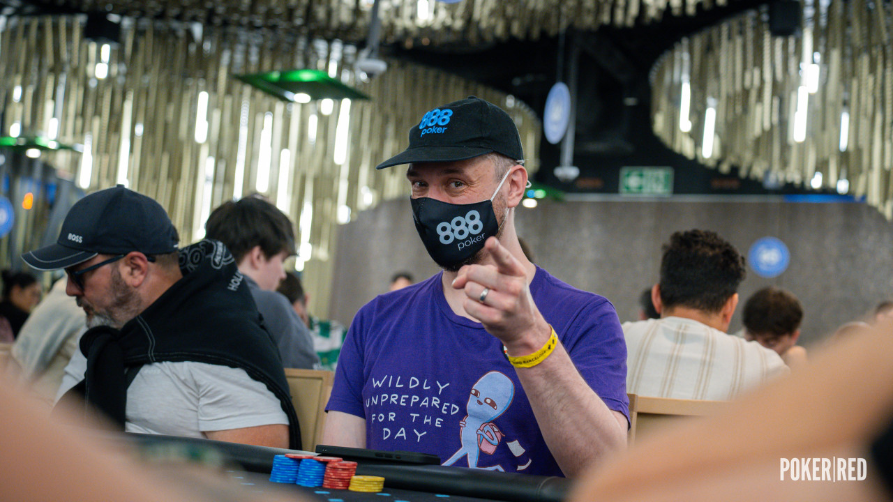 El dedo de Ian Simpson señala el camino de salida a Jan Travesset