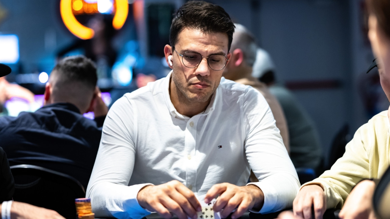 Eduardo Riego gana a los puntos contra Jocelyn Aubert