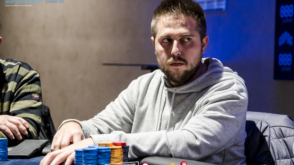 Alejandro Caballero pasa como chipleader al Día 2