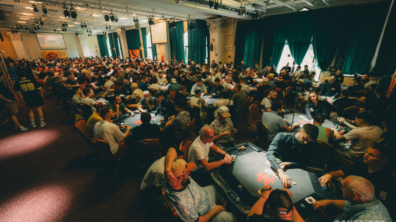 Lleno hasta la palmera... ¡Vamos con el Día 1B del Main Event SISMIX Winamax! 