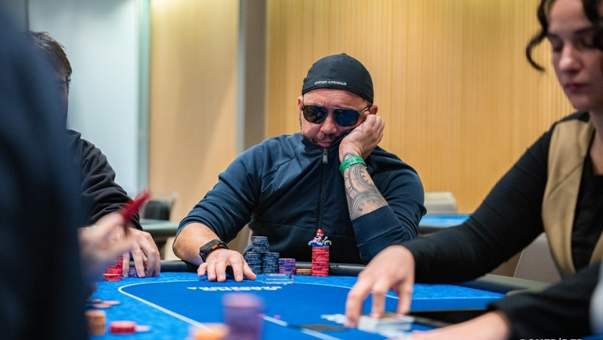 Pedro Bretón rema para caer en la orilla