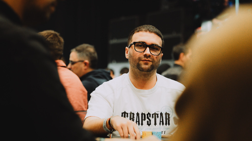 Los ases le dan la espalda a Carlos Sánchez, que cae eliminado del Main Event