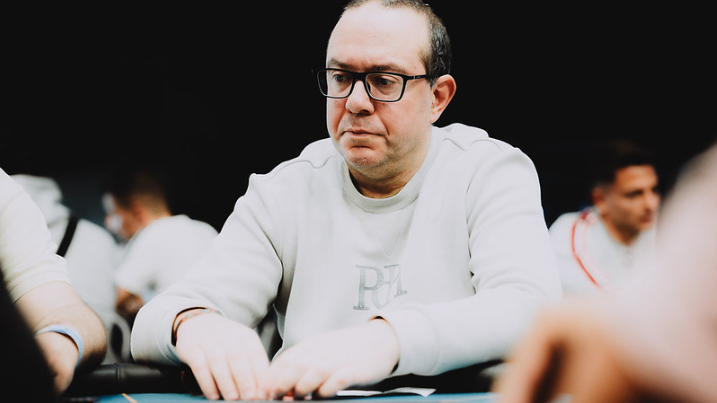 Alberto Bana flopea poker… y se dobla