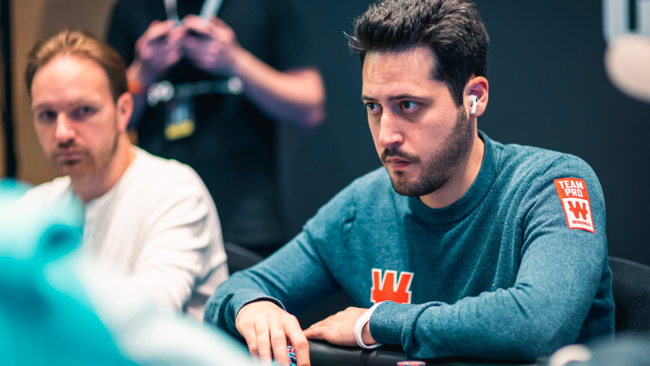 ¡Adrián Mateos resurge como el Ave Fénix! Se dobla dos veces hasta las 30bb. 