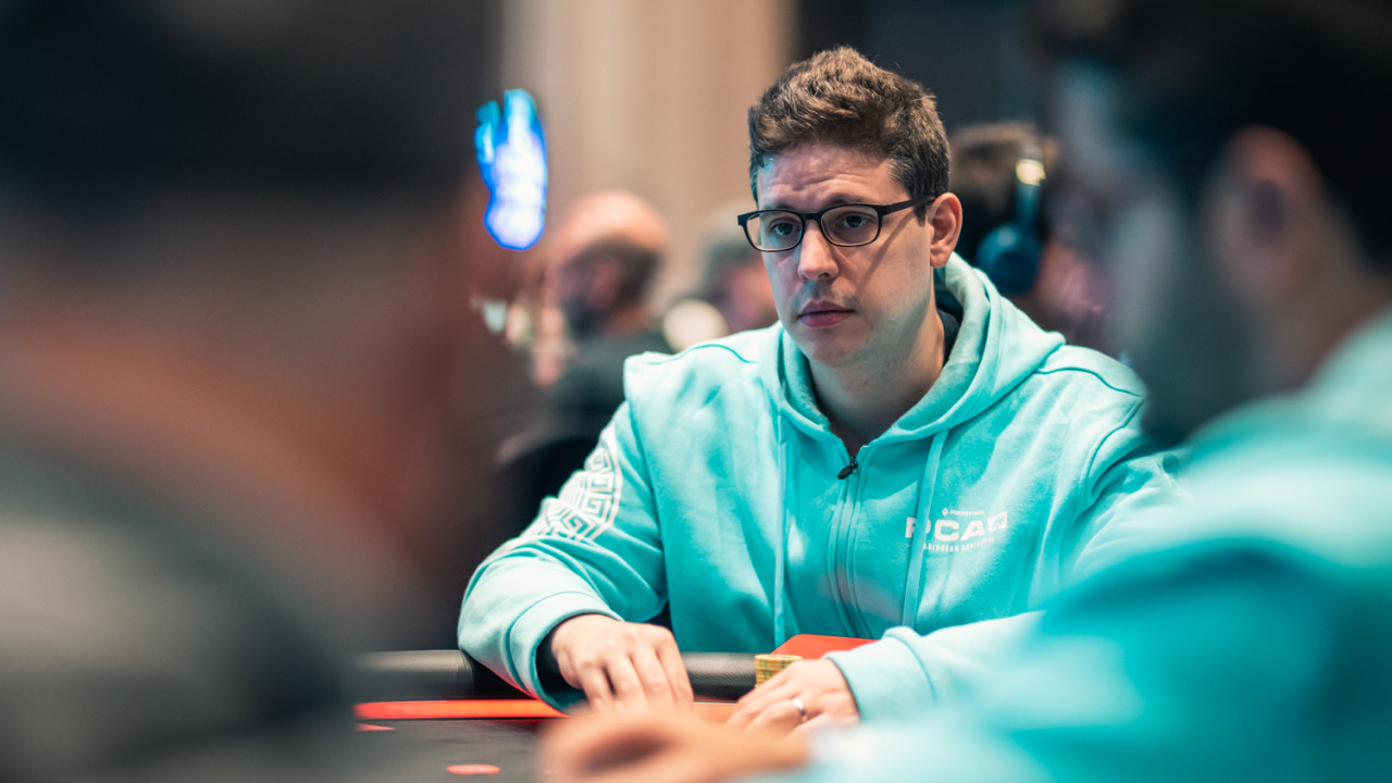 ¡Elías Gutiérrez se pone gordísimo en el Main Event y lidera a la armada en el 1B! 