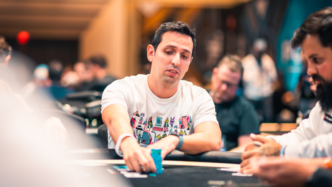Sergio Aído pierde un flip antes del descanso para la cena y baja hasta las 10bb