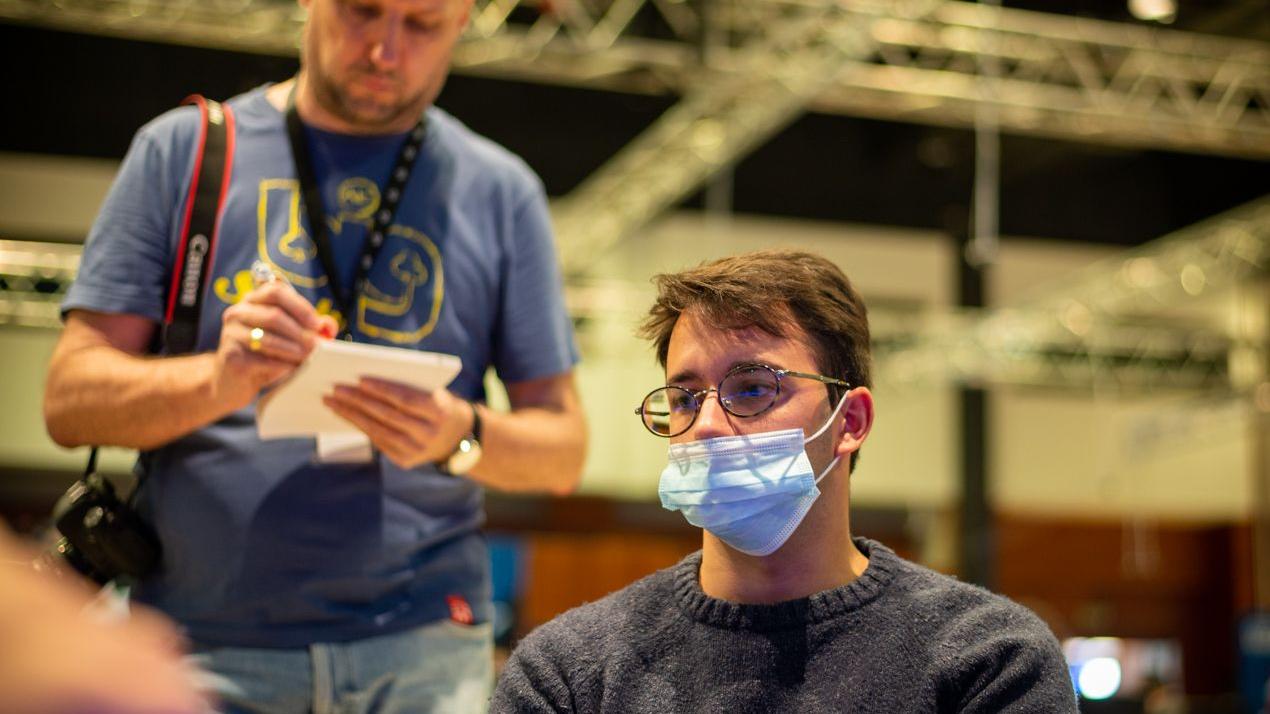 Mal inicio de Día 4 para Mario Navarro, que pierde la mitad de su stack