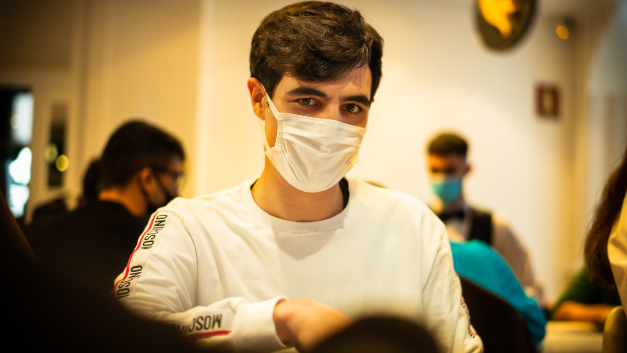 'Vixuki' se sienta en las mesas del Main Event Día 1E