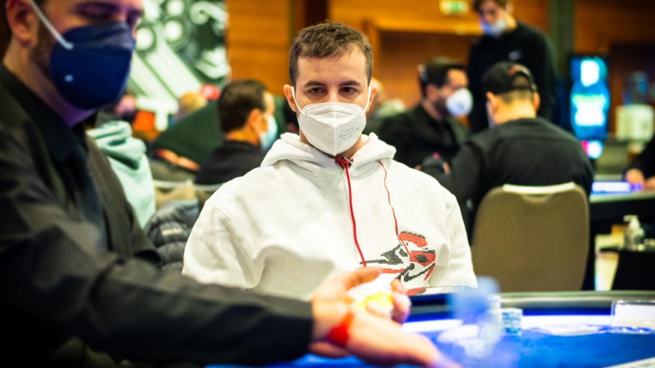 Juanki Vecino se venga de Roikelo, doblándose contra Paul Tedeschi