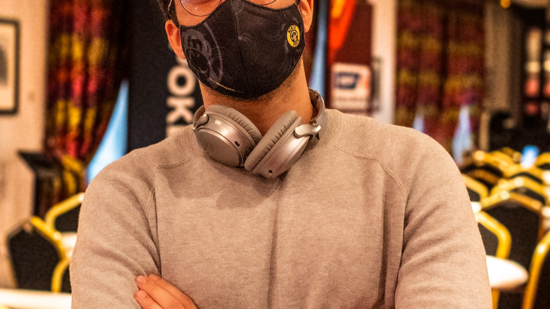 Kike Mayor queda eliminado del día 1A aunque ya está de nuevo sentado en el Main Event