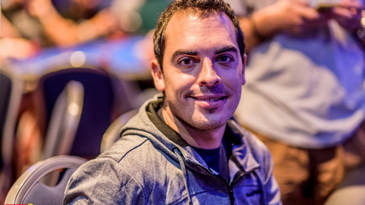 'Los nueves salen más' con Adrián Chabbi protagonizando la mano del torneo