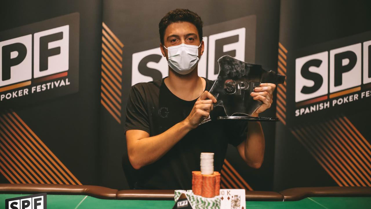 Micael Sousa se alza con el trofeo en el SPF Main Event 