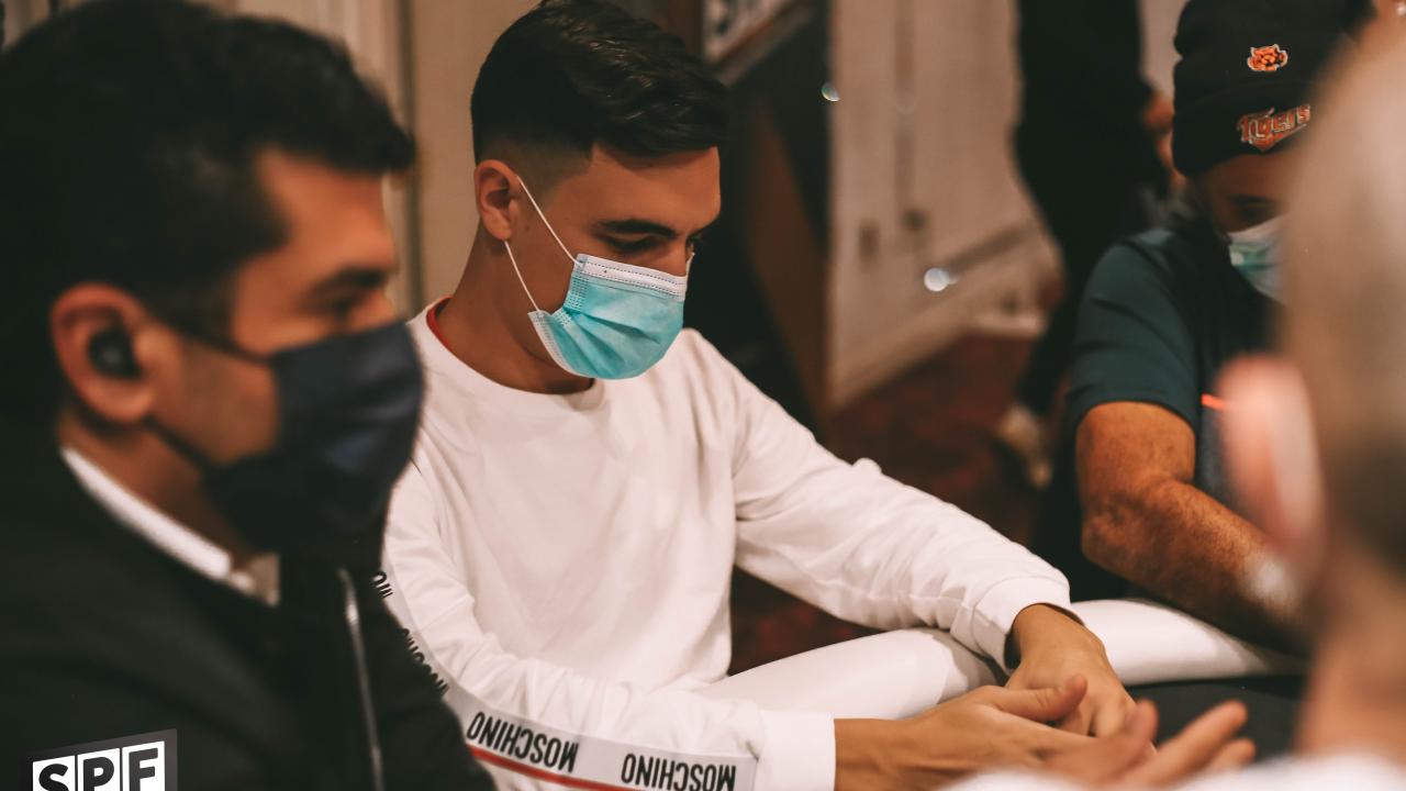 A Javi Fernández "Vixuki" le toca rendir su mano 