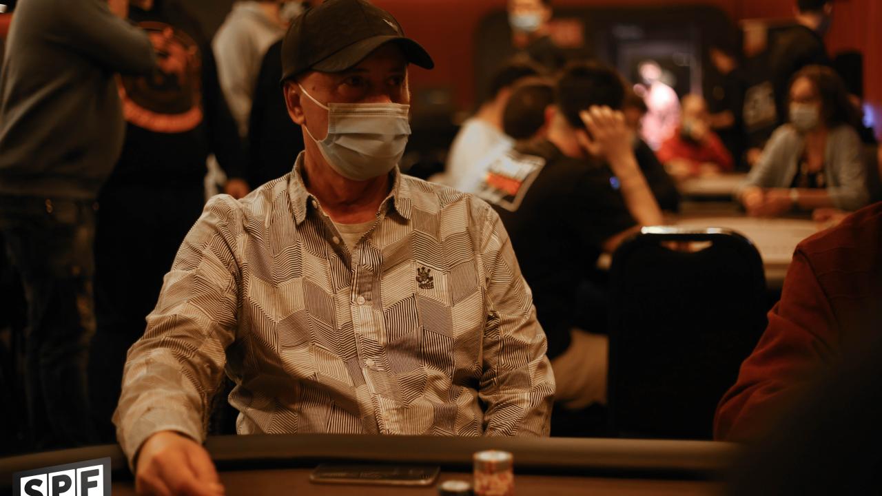 José Fuentes pierde gran parte de su stack 