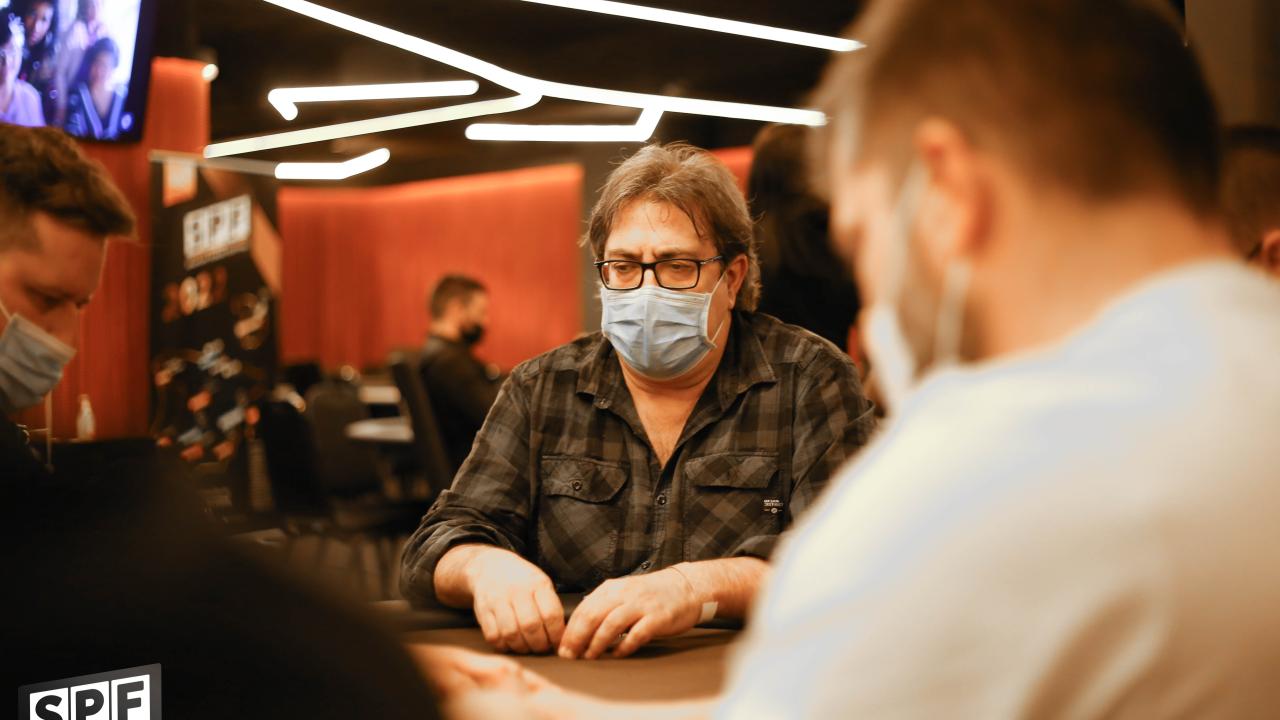A Javi Molina se le atraganta la cena 